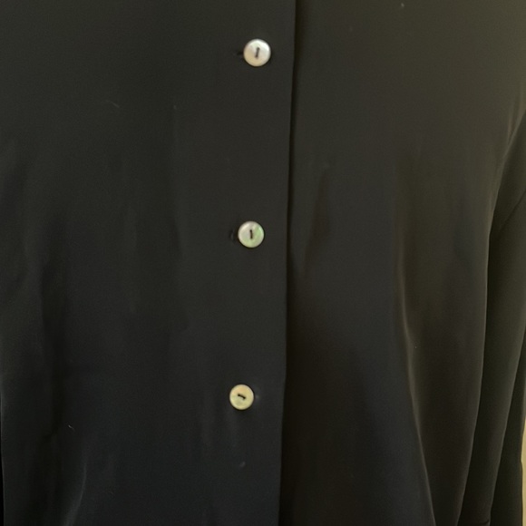 Button detail back blouse - Picture 8 of 9